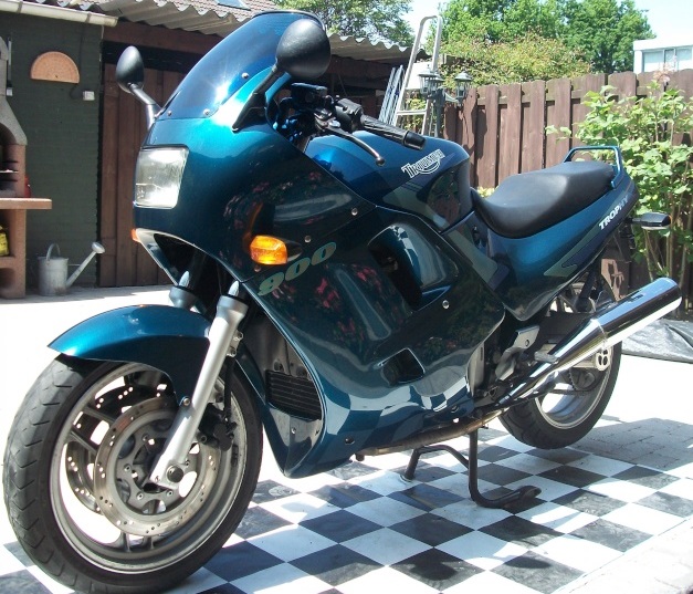 TRIUMPH TROPHY 900