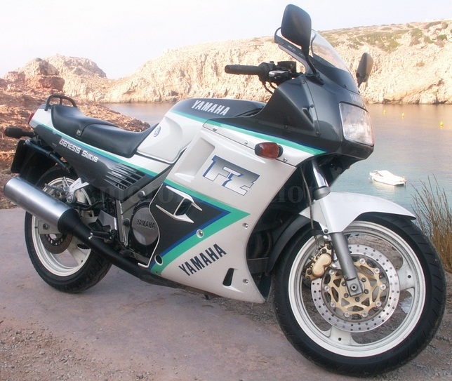 YAMAHA FZ 750