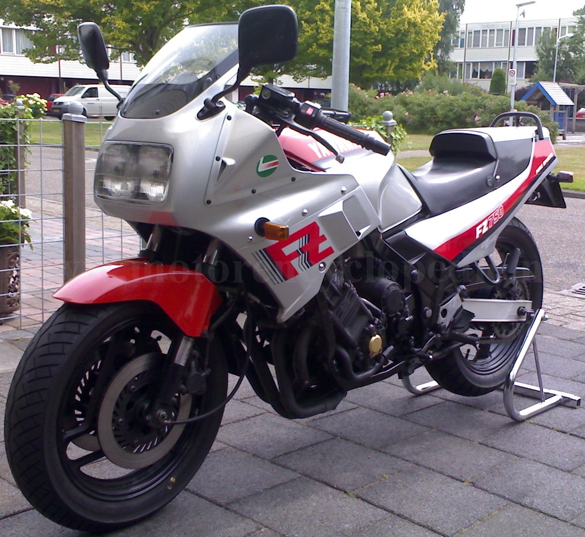 YAMAHA FZ 750